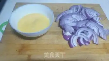 Make Onion fried eggs step 1