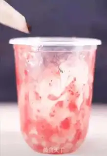 Make Strawberry dirty fresh cow milk step 2