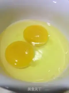 Make Tomato fried eggs step 1