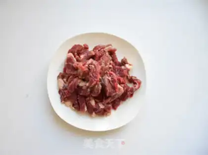 Make Black garlic tomato beef soup step 1
