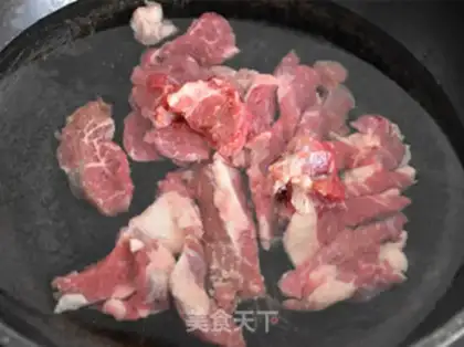 Make Black garlic tomato beef soup step 2