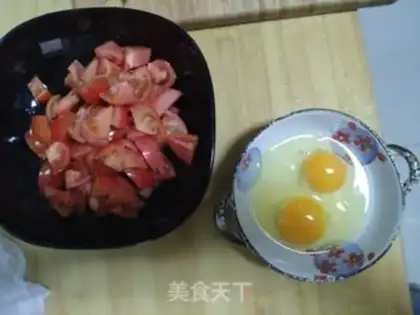 Make Tomato fried eggs step 1