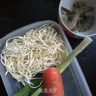 Make Sour shrimp noodles step 0