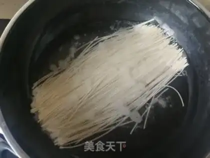 Make Shrimp sour noodles step 1