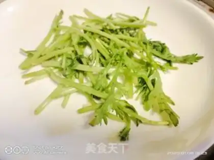 Make ♪ A chicken with a chrysanthemum salad step 2