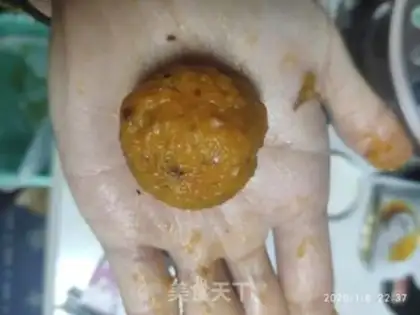 Make Pumpkin coconut ball step 4
