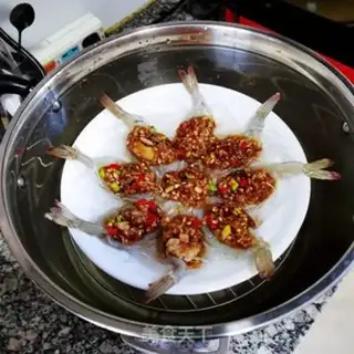 Make A garlic fan with a back shrimp step 6