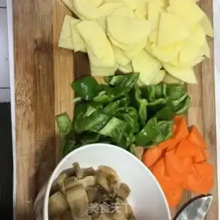 Make Five flowers with pepper potato chips step 1