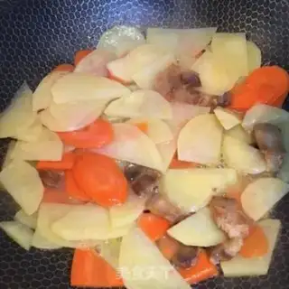 Make Five flowers with pepper potato chips step 4