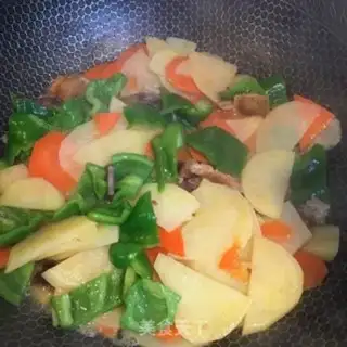 Make Five flowers with pepper potato chips step 5