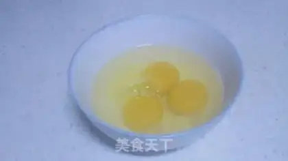 Make Scrambled eggs step 1