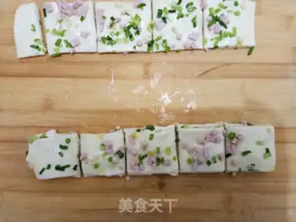 Make Creamed onion rolls step 8