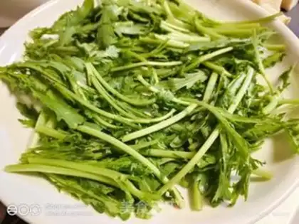 Make A salad with chrysanthemum fruit step 1