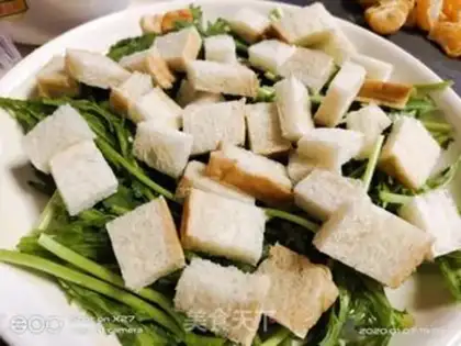 Make A salad with chrysanthemum fruit step 2