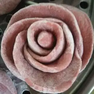 Make Red rose roll step 9