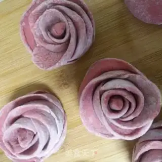 Make Red rose roll step 10