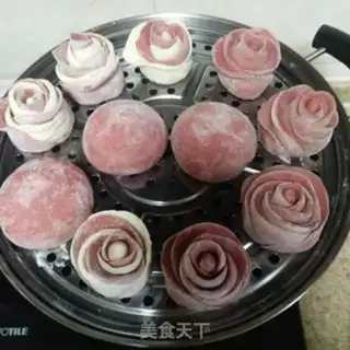 Make Red rose roll step 11