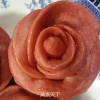 Make Red rose roll step 12