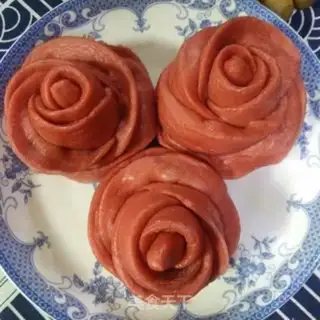 Make Red rose roll step 14