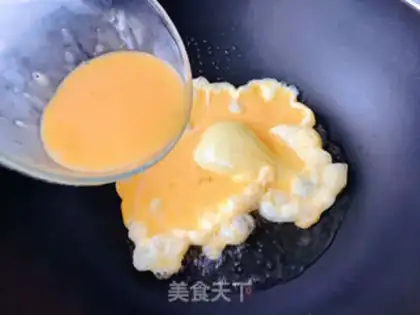 Make Fried eggs with oil step 3