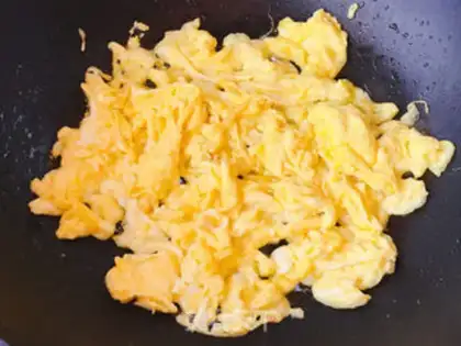 Make Fried eggs with oil step 4