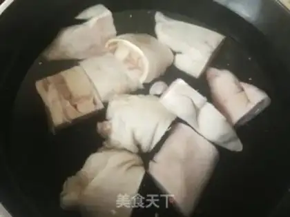 Make Spicy roasted pig hoof step 1