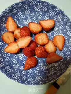 Make Strawberry Banana Milk step 1