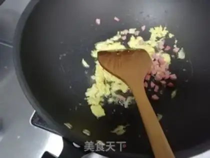 Make Three fresh fried rice step 4