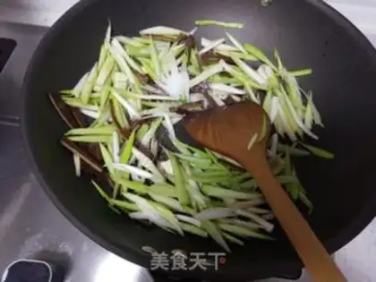 Make Garlic fried beans step 5