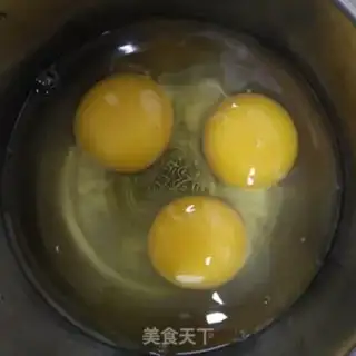 Make Tomato fried eggs step 1