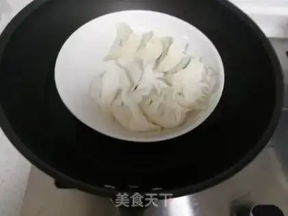 Make Eggs holding dumplings step 1