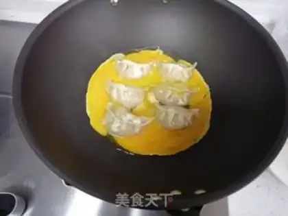 Make Eggs holding dumplings step 4