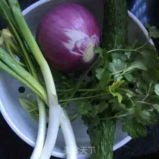 Make Onion silk cucumber step 0