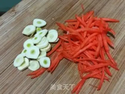 Make Crushed carrot fried eggs step 4
