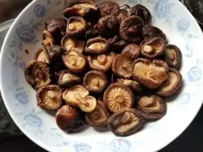 Make Weenie mushroom steam chicken step 4
