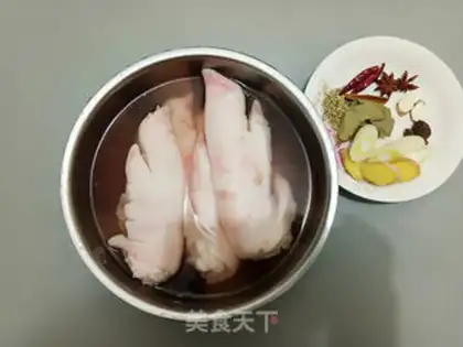 Make Old soup pig hands step 0
