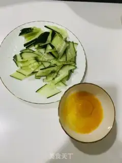 Make cucumber fried eggs step 0