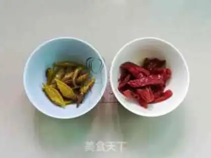 Make Pepper tomato squid rolls step 1
