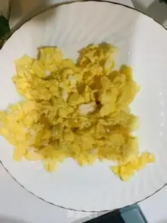 Make cucumber fried eggs step 3