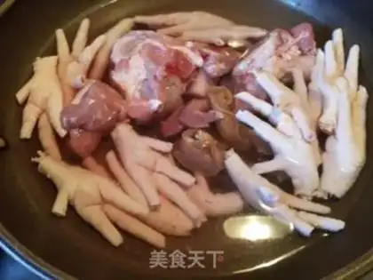 Make Peanut chicken claw soup step 2