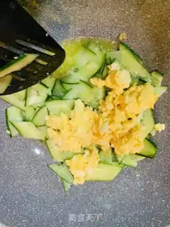Make cucumber fried eggs step 6