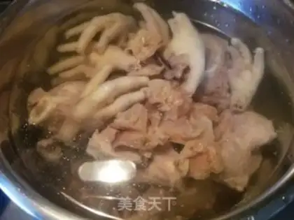 Make Peanut chicken claw soup step 5