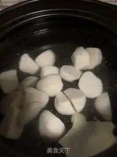 Make Two mushrooms of jade fish round soup step 1