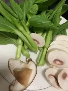 Make Two mushrooms of jade fish round soup step 2