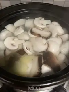 Make Two mushrooms of jade fish round soup step 4