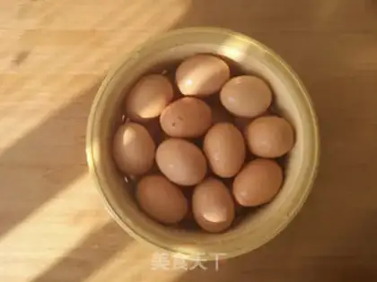 Make Scrambled tea and eggs step 1