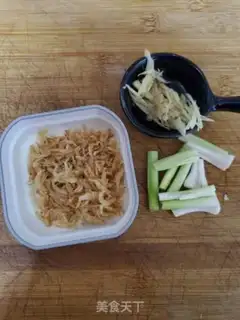 Make Shrimp skin and radish step 1