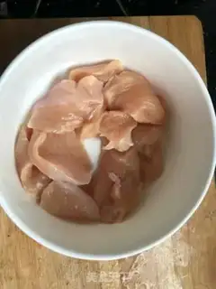Make Garlic peppers, platinum needles, chicken breasts step 0