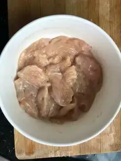 Make Garlic peppers, platinum needles, chicken breasts step 1