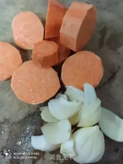 Make The sweet potatoes are steaming lilies step 1